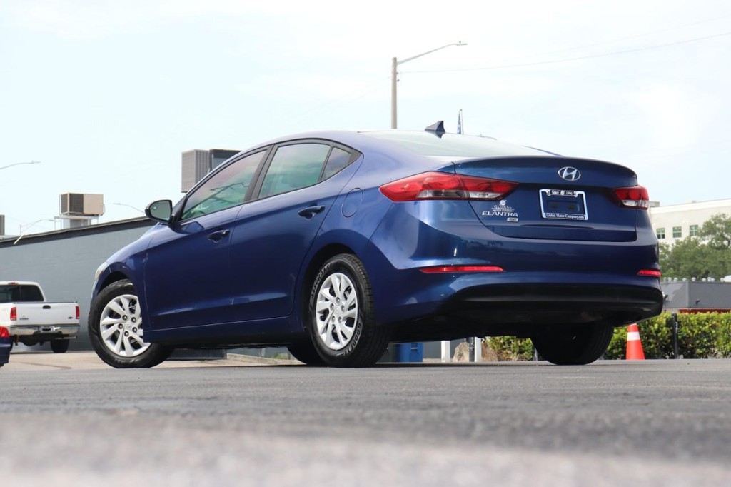 Hyundai Elantra Vehicle Full-screen Gallery Image 27