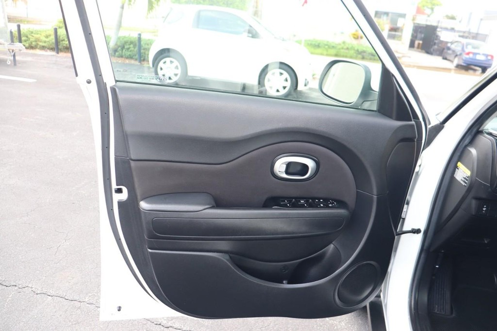 Kia Soul Vehicle Full-screen Gallery Image 11
