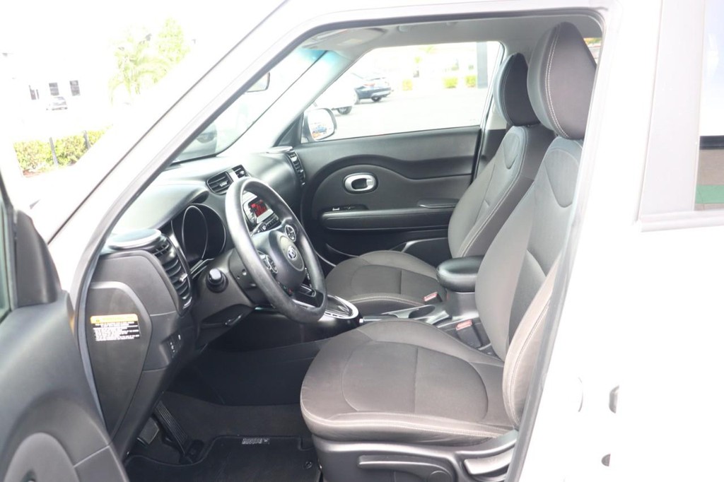 Kia Soul Vehicle Full-screen Gallery Image 12