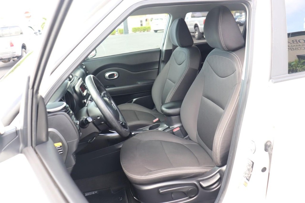 Kia Soul Vehicle Full-screen Gallery Image 13