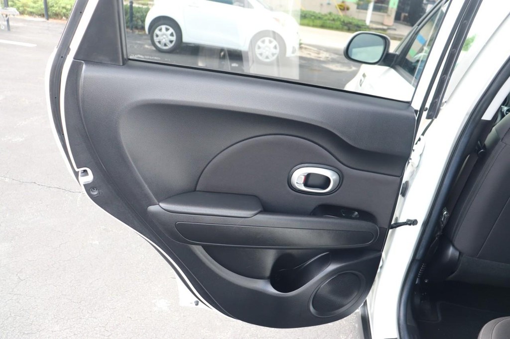 Kia Soul Vehicle Full-screen Gallery Image 14