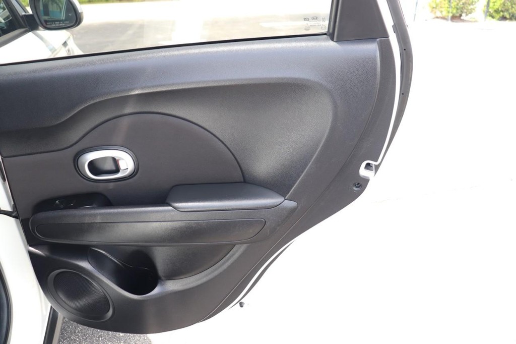 Kia Soul Vehicle Full-screen Gallery Image 17