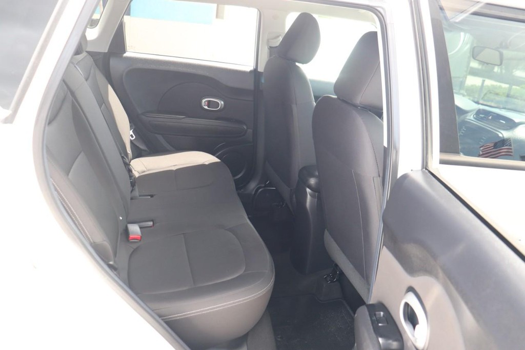 Kia Soul Vehicle Full-screen Gallery Image 18