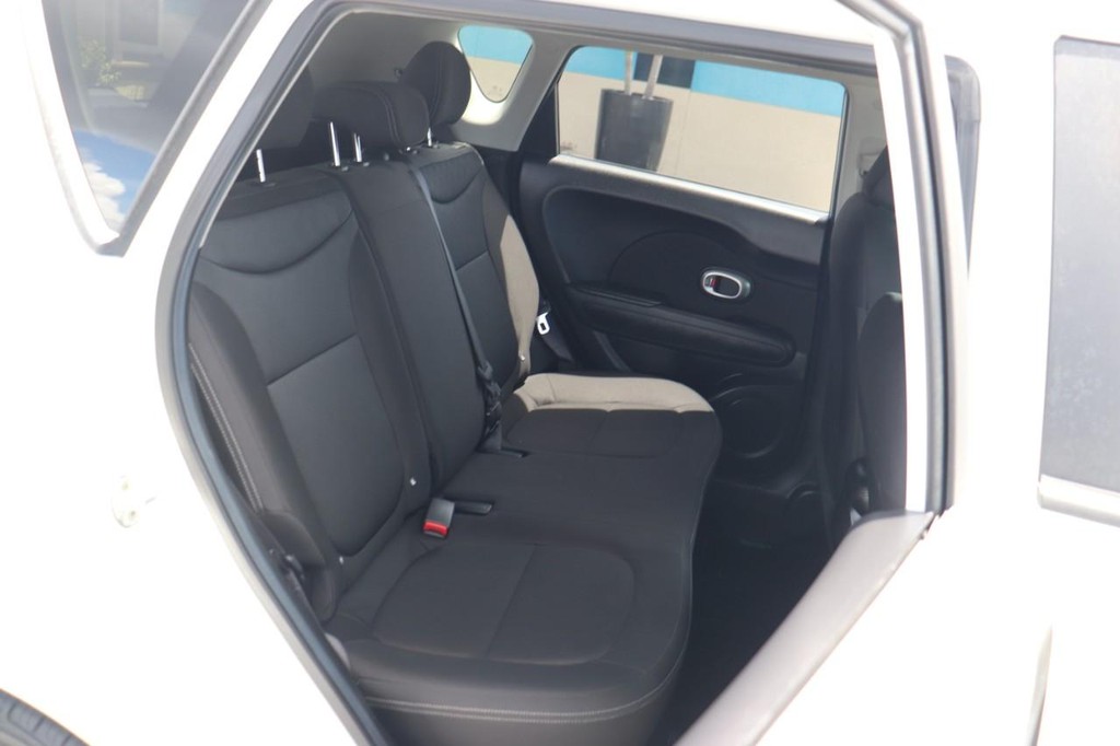 Kia Soul Vehicle Full-screen Gallery Image 19