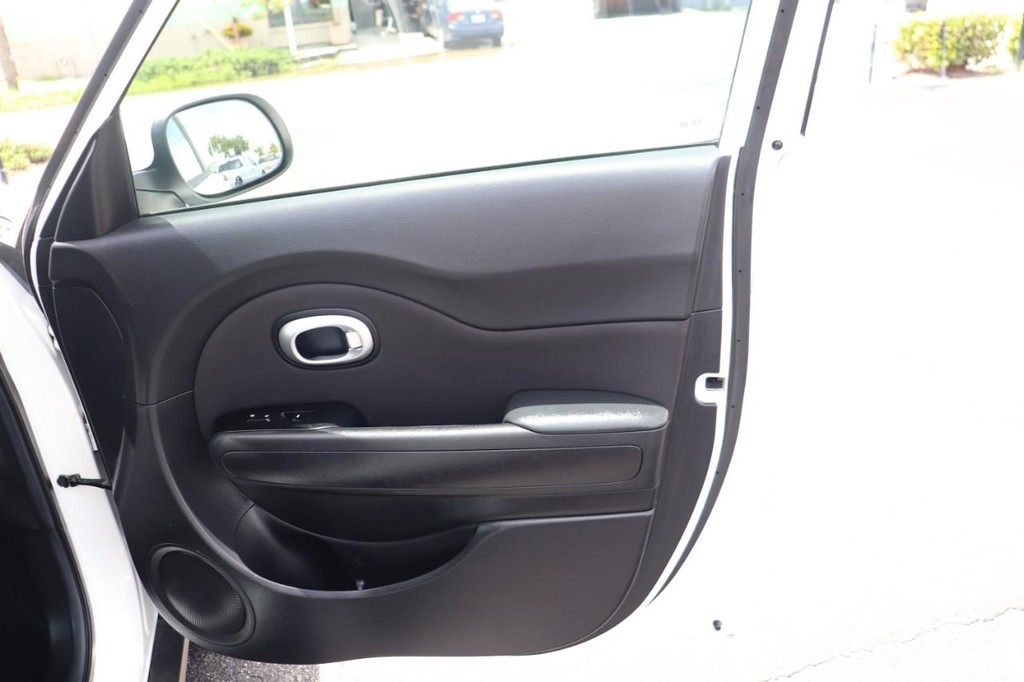 Kia Soul Vehicle Full-screen Gallery Image 20