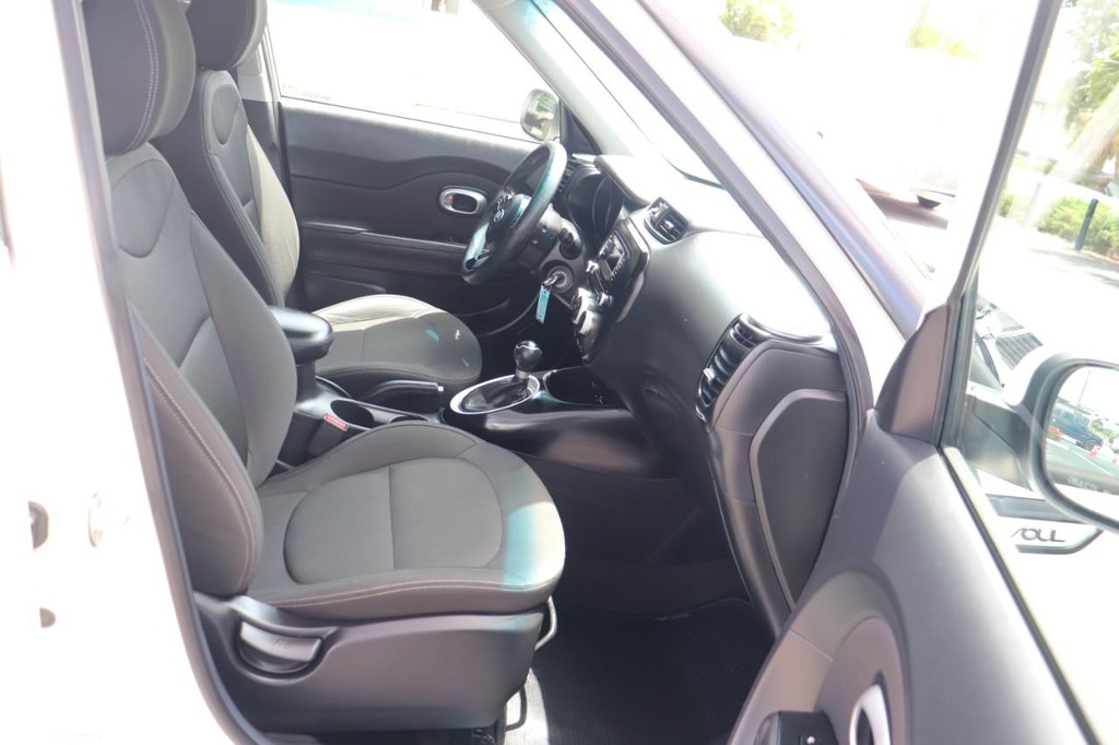 Kia Soul Vehicle Full-screen Gallery Image 21