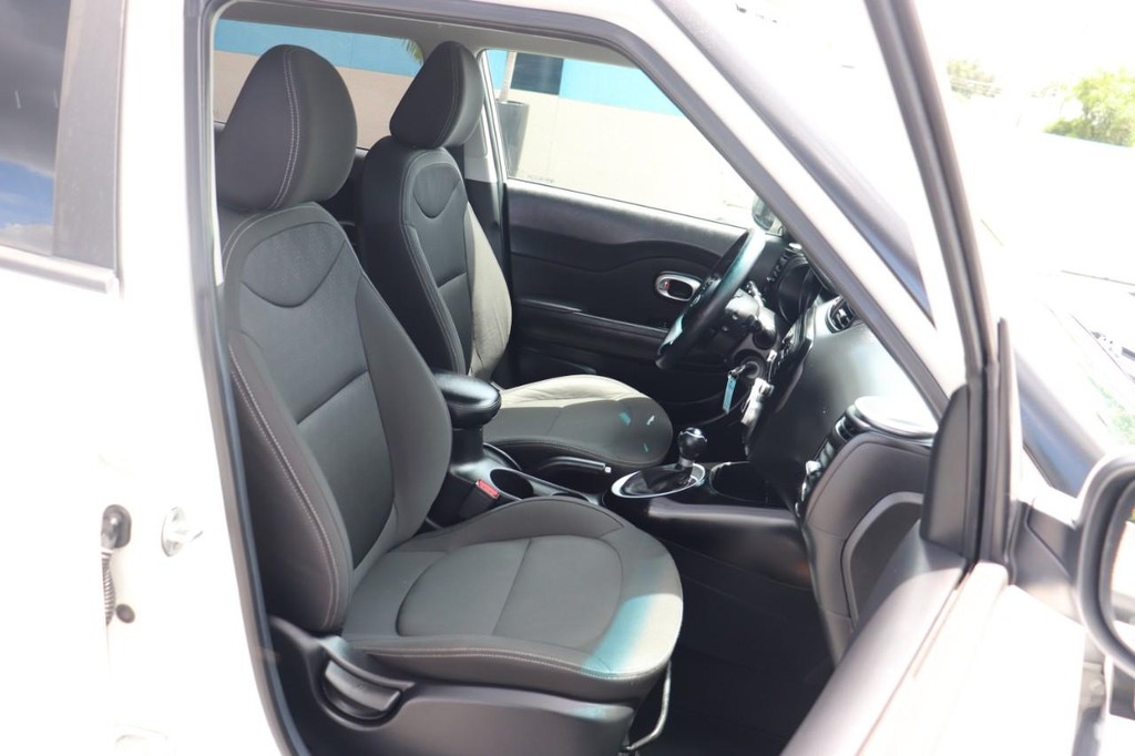 Kia Soul Vehicle Full-screen Gallery Image 22