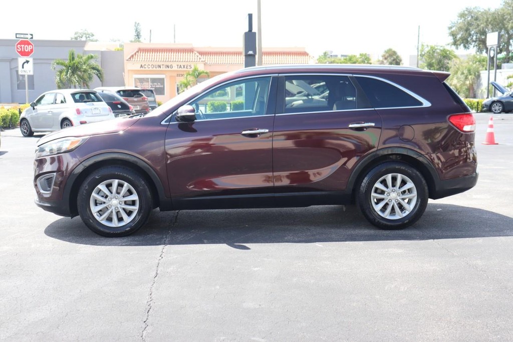 Kia Sorento Vehicle Full-screen Gallery Image 04