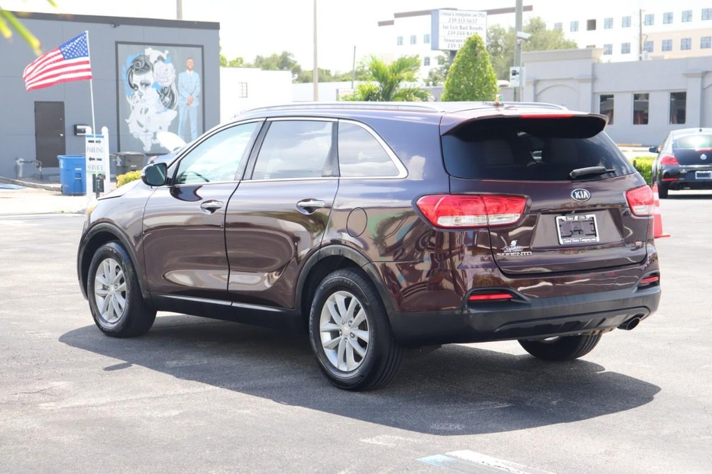 Kia Sorento Vehicle Full-screen Gallery Image 06