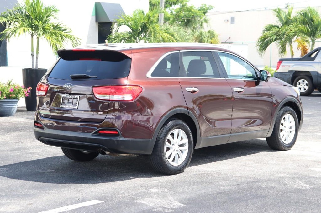 Kia Sorento Vehicle Full-screen Gallery Image 08