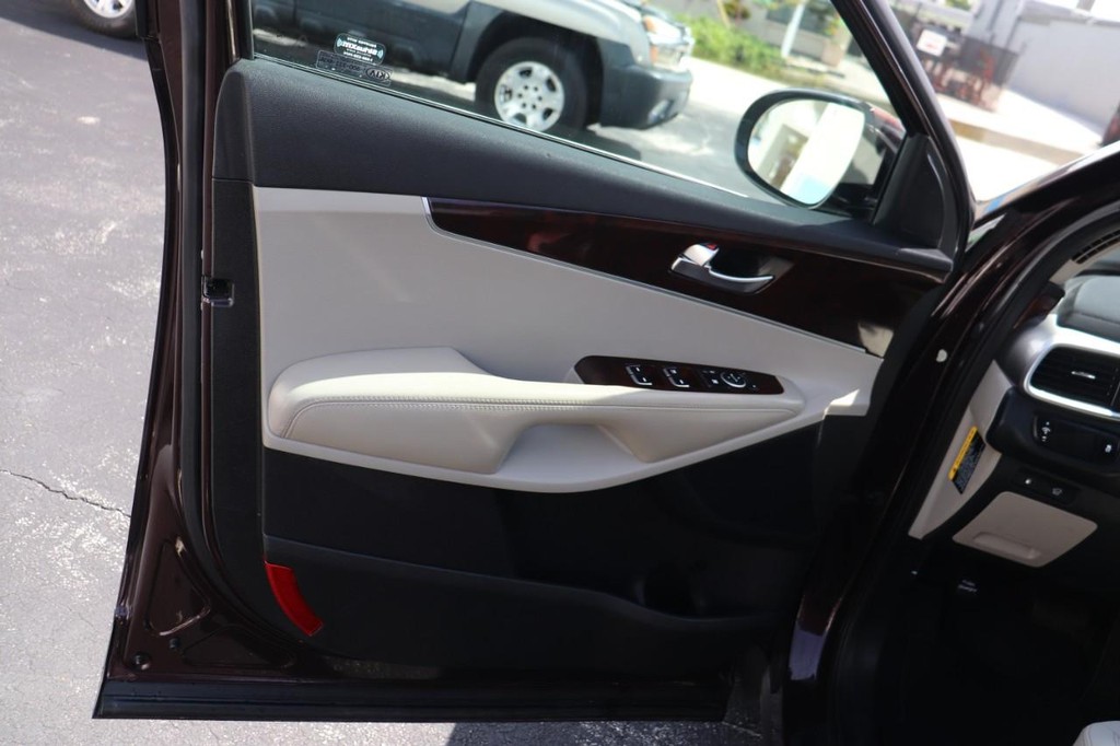Kia Sorento Vehicle Full-screen Gallery Image 11