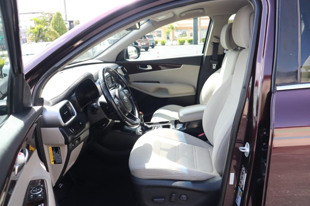 Kia Sorento Vehicle Full-screen Gallery Image 12