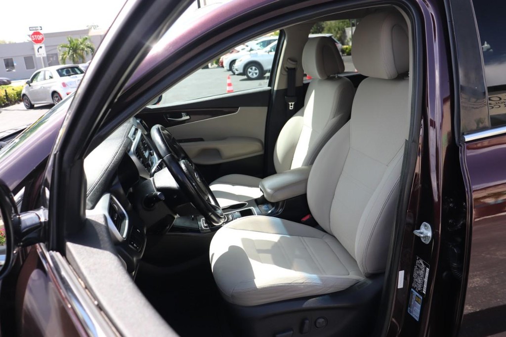 Kia Sorento Vehicle Full-screen Gallery Image 13
