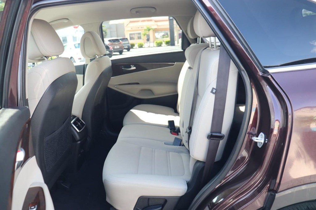 Kia Sorento Vehicle Full-screen Gallery Image 15