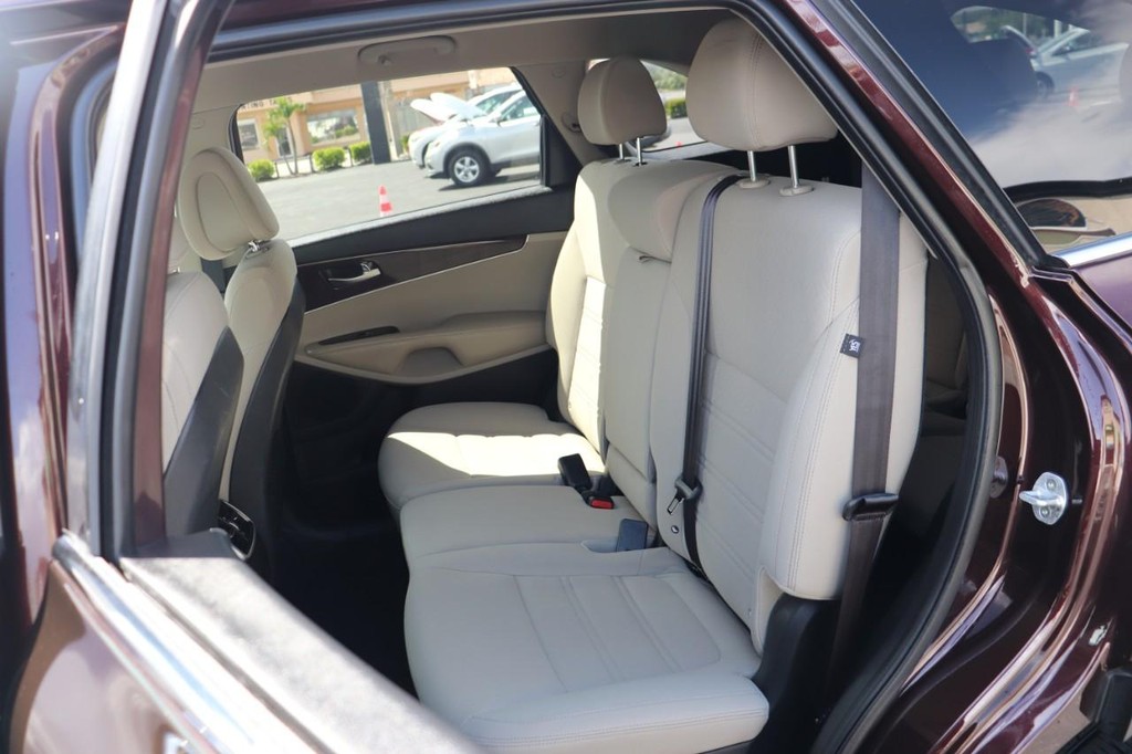 Kia Sorento Vehicle Full-screen Gallery Image 16