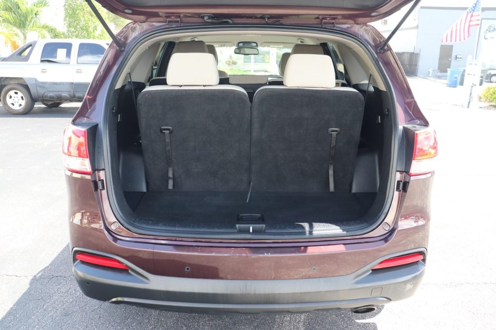 Kia Sorento Vehicle Full-screen Gallery Image 17