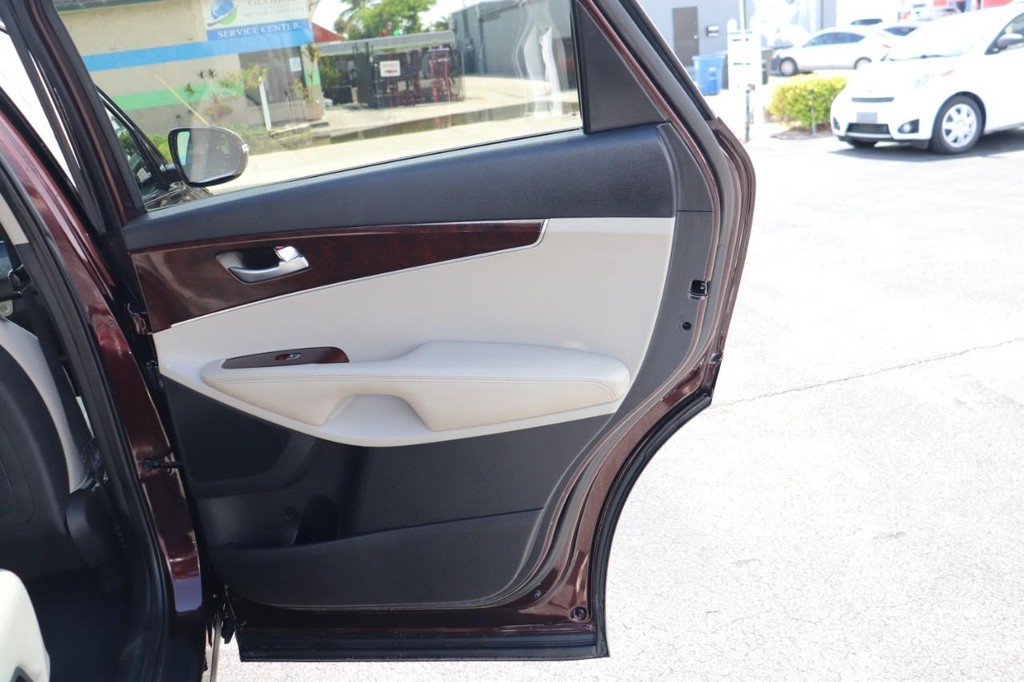 Kia Sorento Vehicle Full-screen Gallery Image 18