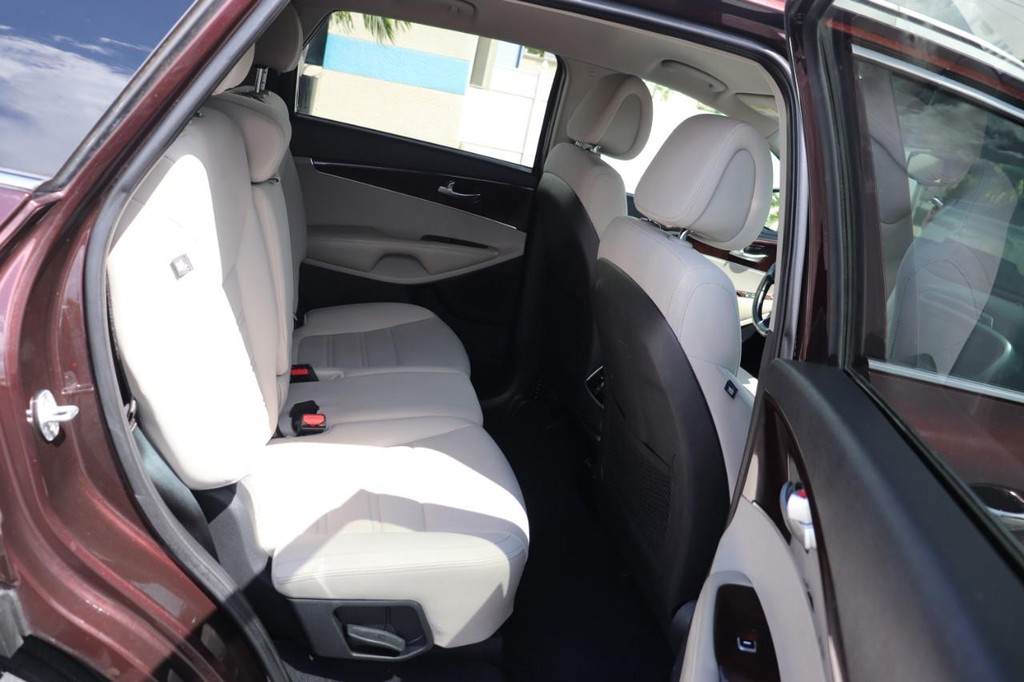 Kia Sorento Vehicle Full-screen Gallery Image 19