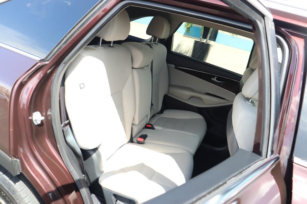 Kia Sorento Vehicle Full-screen Gallery Image 20