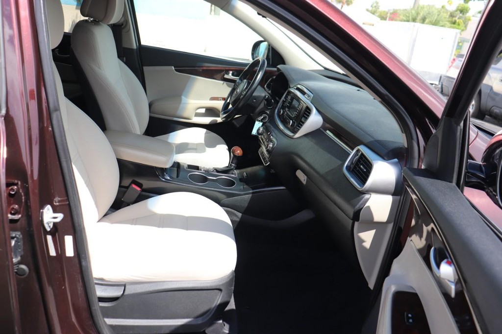 Kia Sorento Vehicle Full-screen Gallery Image 21