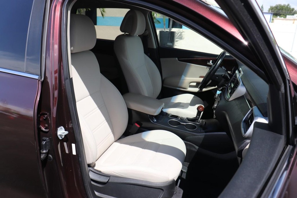 Kia Sorento Vehicle Full-screen Gallery Image 22