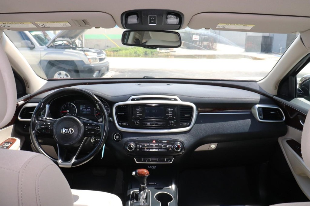 Kia Sorento Vehicle Full-screen Gallery Image 24