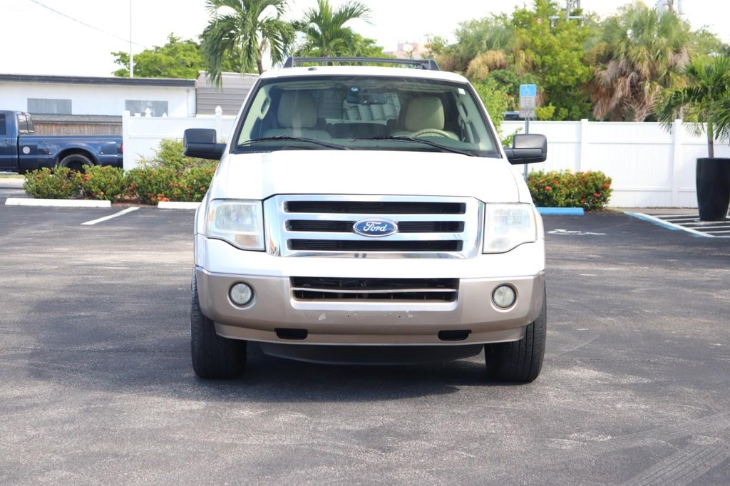 Ford Expedition Vehicle Full-screen Gallery Image 02