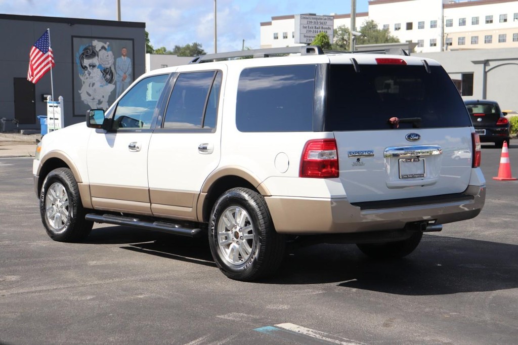 Ford Expedition Vehicle Full-screen Gallery Image 06