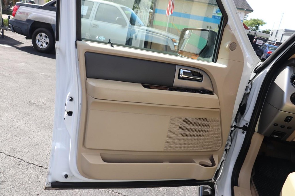 Ford Expedition Vehicle Full-screen Gallery Image 11