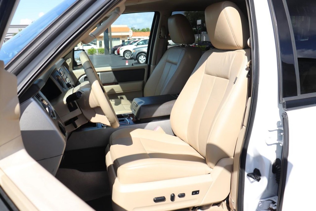 Ford Expedition Vehicle Full-screen Gallery Image 13