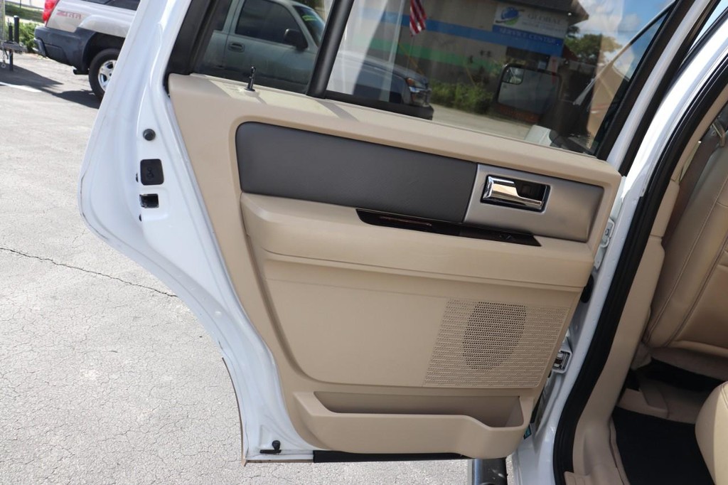 Ford Expedition Vehicle Full-screen Gallery Image 14