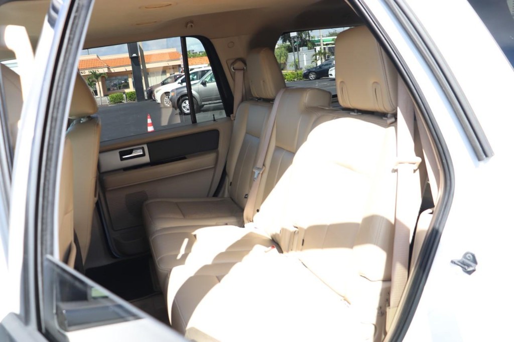 Ford Expedition Vehicle Full-screen Gallery Image 16