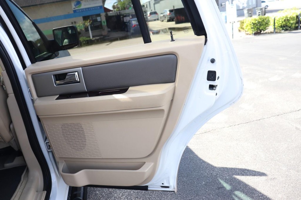 Ford Expedition Vehicle Full-screen Gallery Image 18