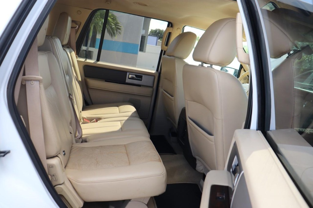 Ford Expedition Vehicle Full-screen Gallery Image 19