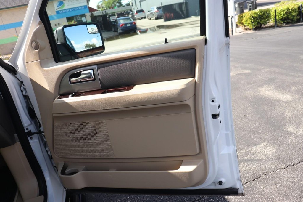 Ford Expedition Vehicle Full-screen Gallery Image 21
