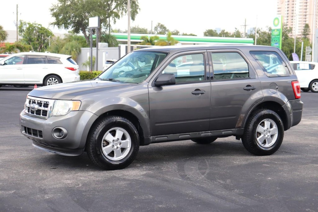 Ford Escape Vehicle Full-screen Gallery Image 03