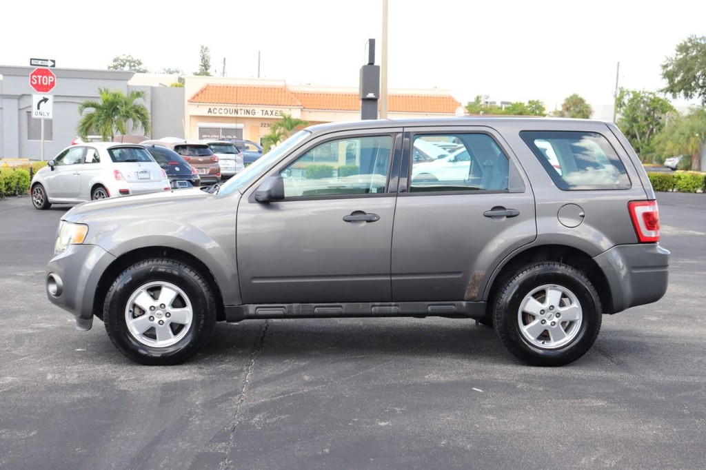 Ford Escape Vehicle Full-screen Gallery Image 04