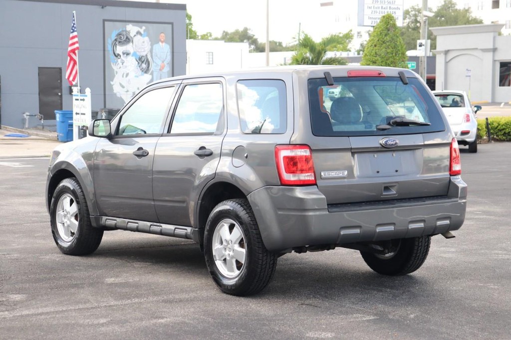 Ford Escape Vehicle Full-screen Gallery Image 06