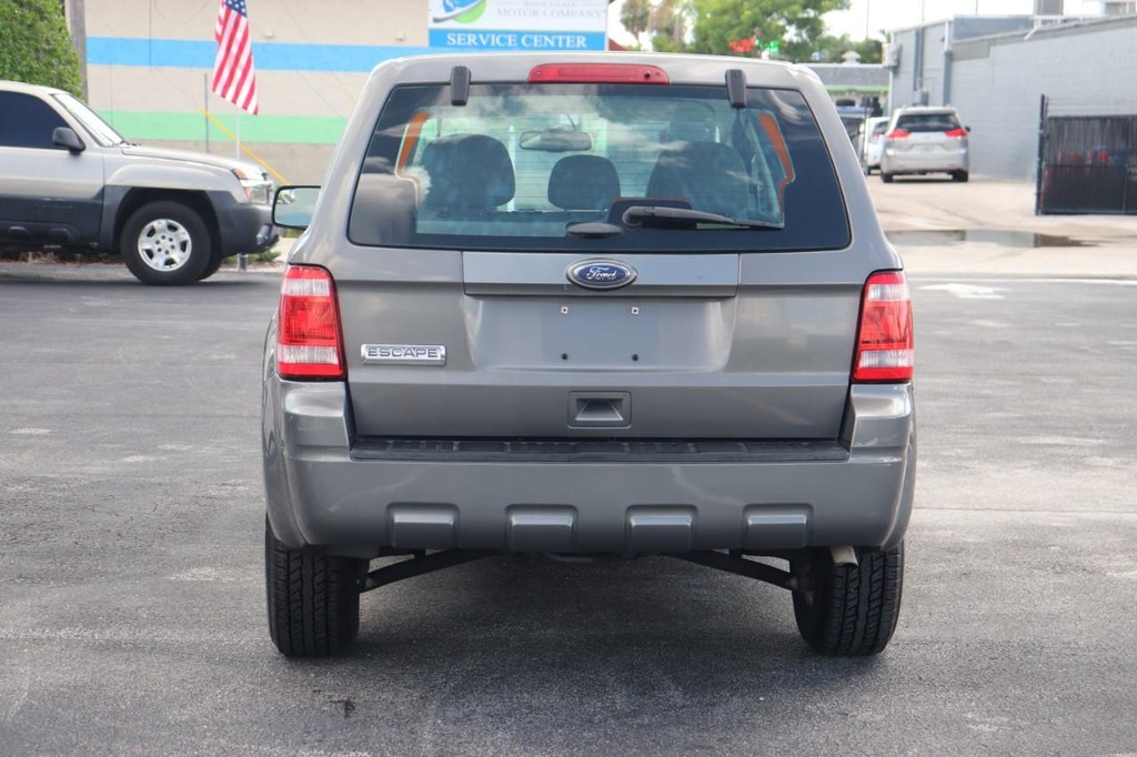 Ford Escape Vehicle Full-screen Gallery Image 07