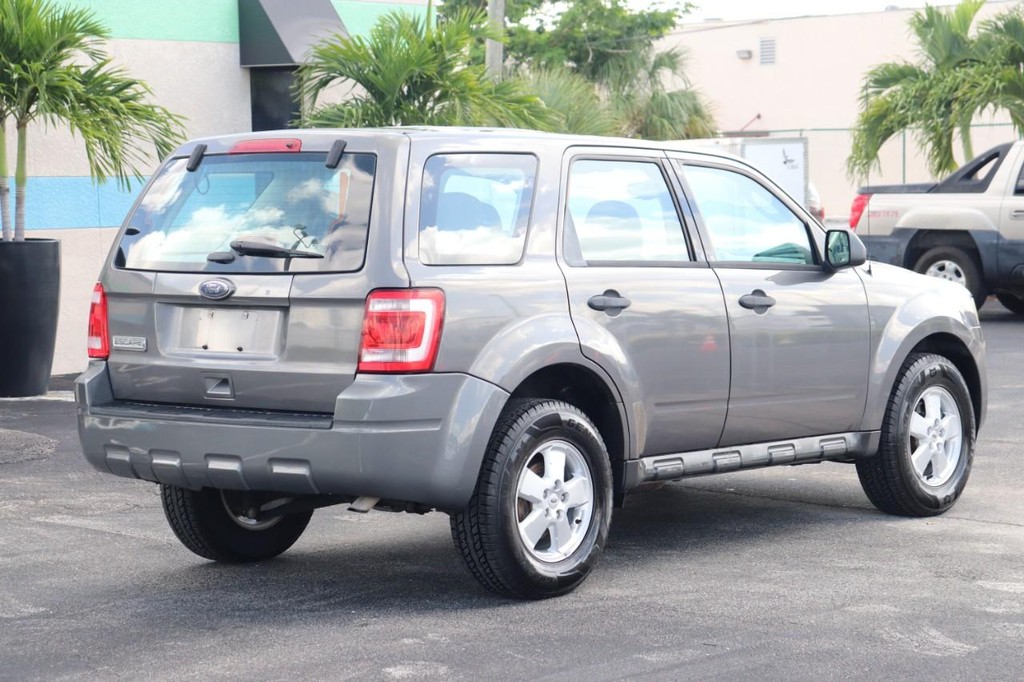 Ford Escape Vehicle Full-screen Gallery Image 08