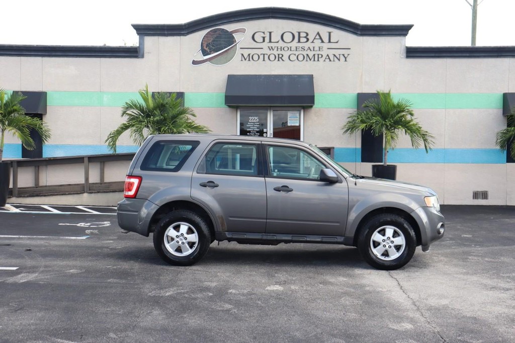 Ford Escape Vehicle Full-screen Gallery Image 09