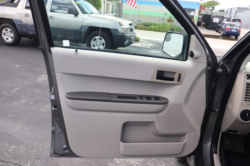 Ford Escape Vehicle Full-screen Gallery Image 11