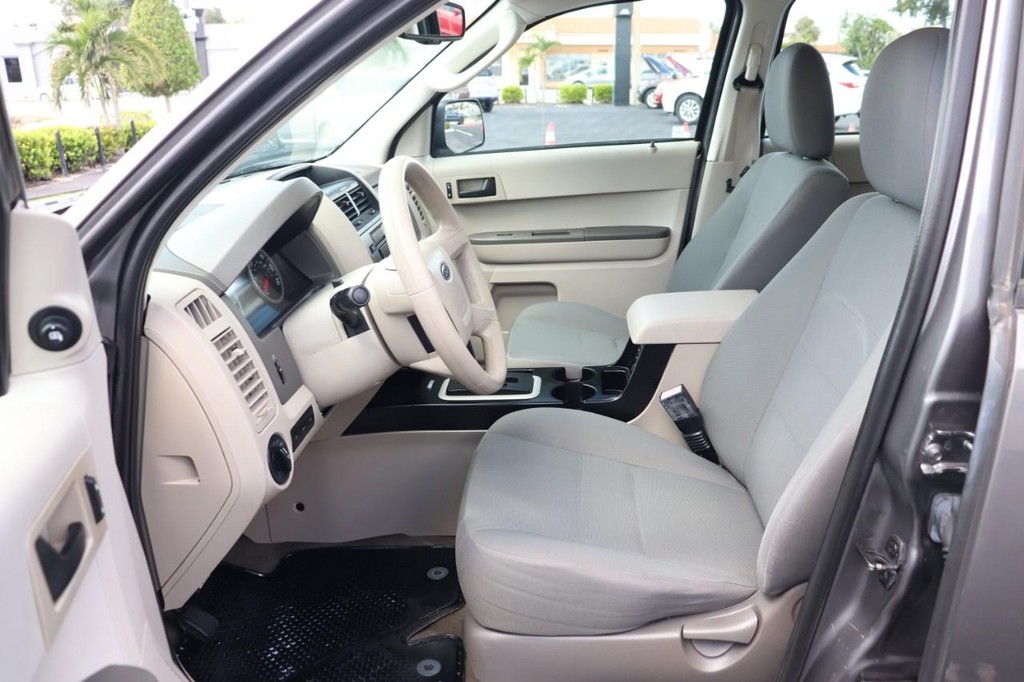 Ford Escape Vehicle Full-screen Gallery Image 12
