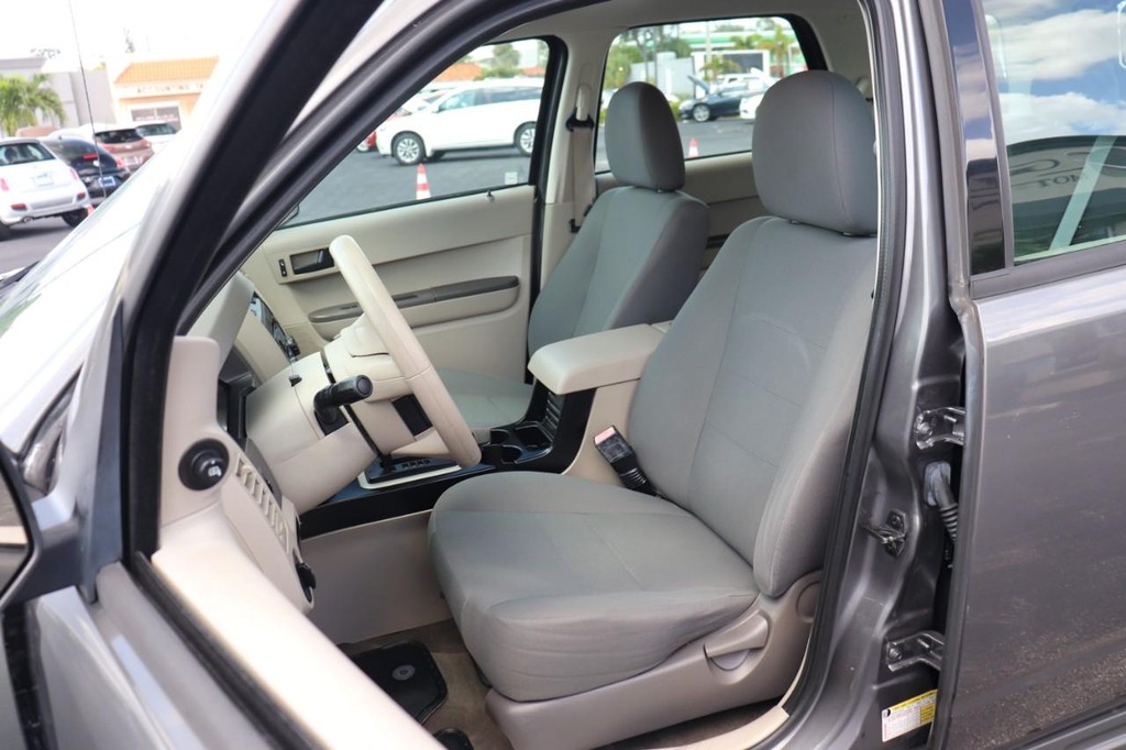 Ford Escape Vehicle Full-screen Gallery Image 13