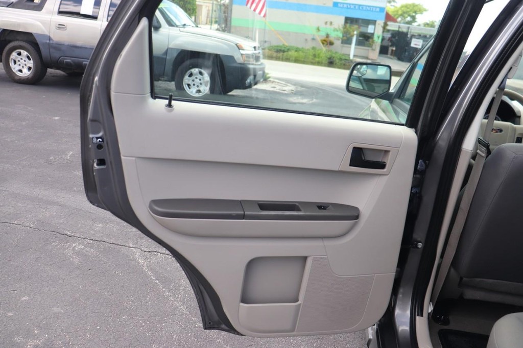 Ford Escape Vehicle Full-screen Gallery Image 14