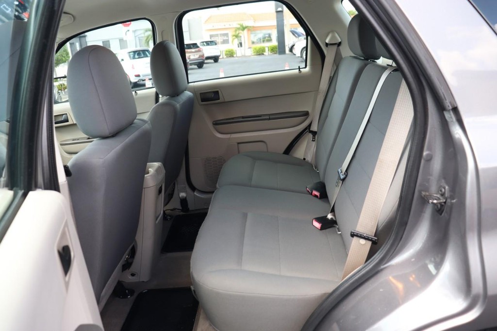Ford Escape Vehicle Full-screen Gallery Image 15