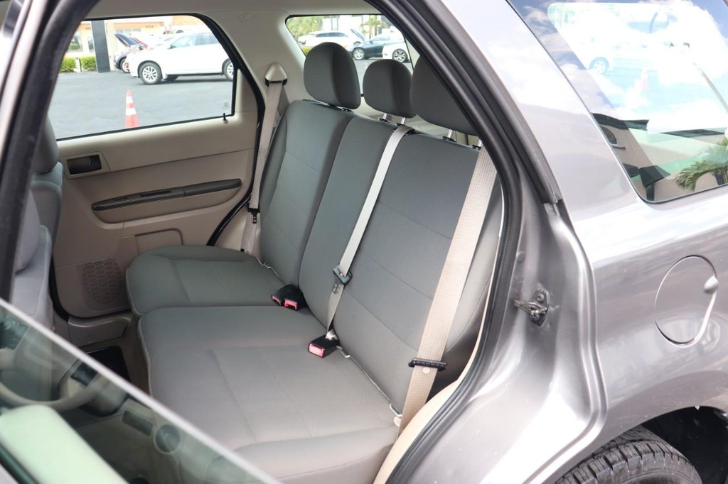 Ford Escape Vehicle Full-screen Gallery Image 16