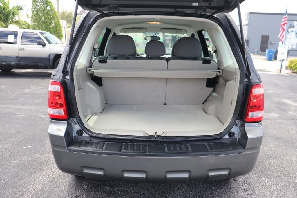 Ford Escape Vehicle Full-screen Gallery Image 17