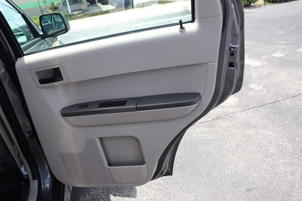 Ford Escape Vehicle Full-screen Gallery Image 18