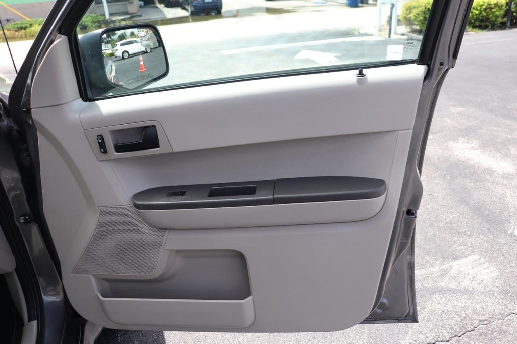 Ford Escape Vehicle Full-screen Gallery Image 21